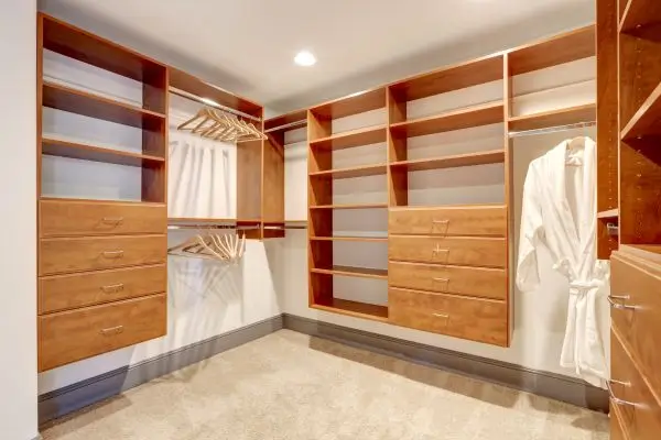 walk-in closet with carpet floor