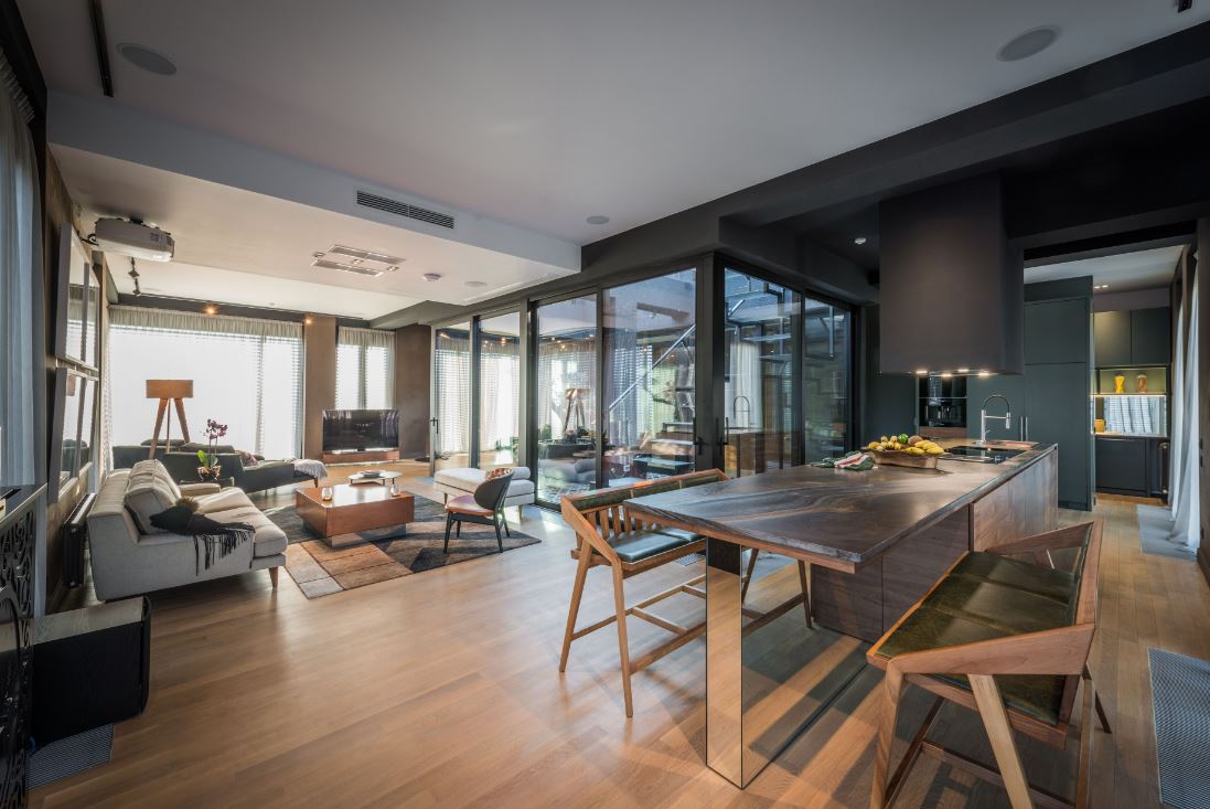 Gorgeous luxury vinyl plank flooring in a Dallas-Fort Worth, TX home